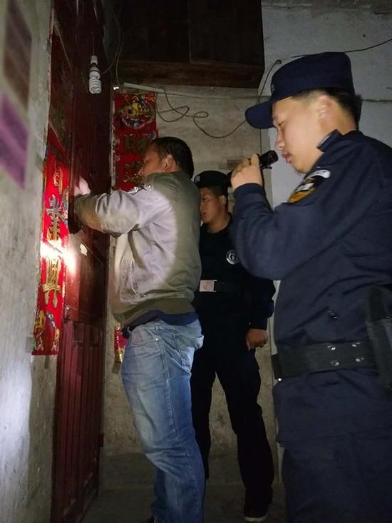 邵阳粗心妈妈误将幼女锁家中 